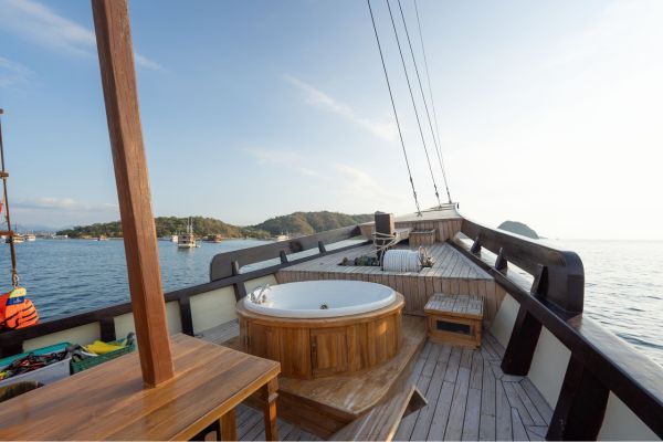 Phinisi boat Lombok to Komodo