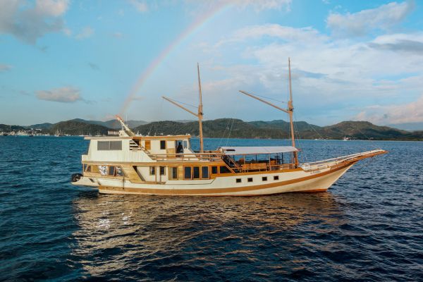 almadira boat pinishi komodo