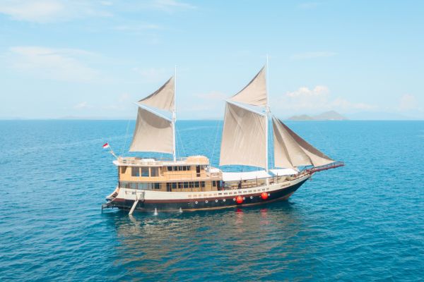 lamborajo pinishi boat labuan bajo