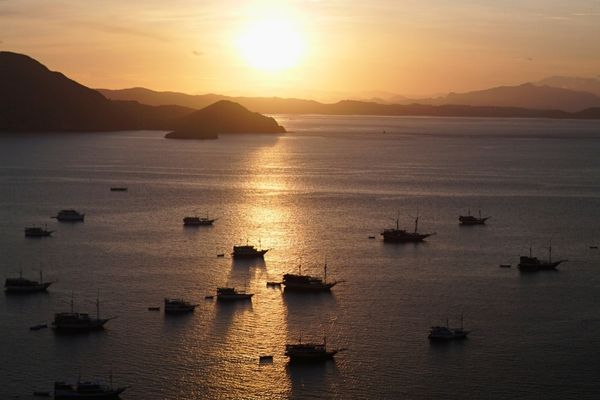 sailing labuan bajo live on boat
