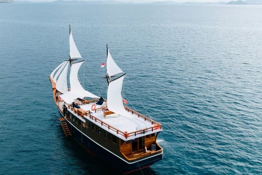 Komodo Emocean Tour