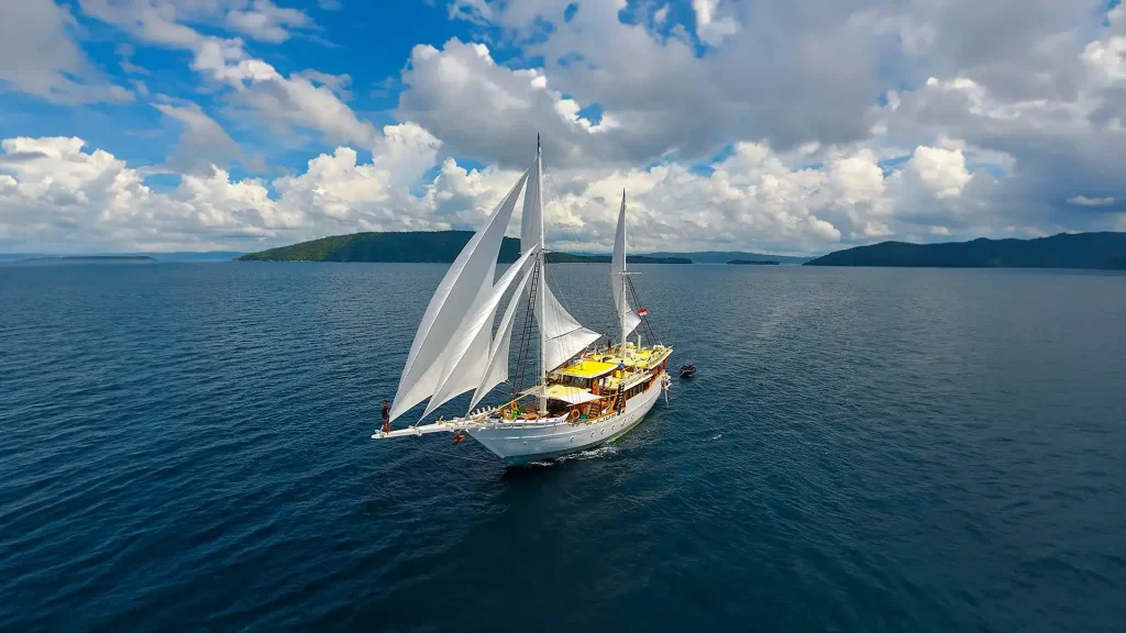 Luxury Phinisi Liveaboard Komodo