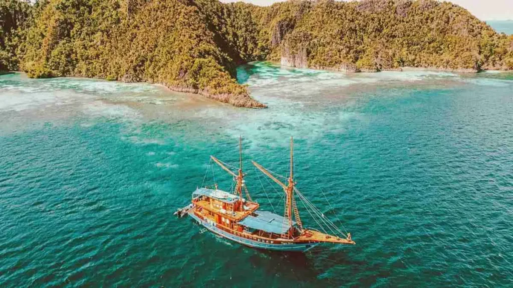 Shared Komodo Boat Tour