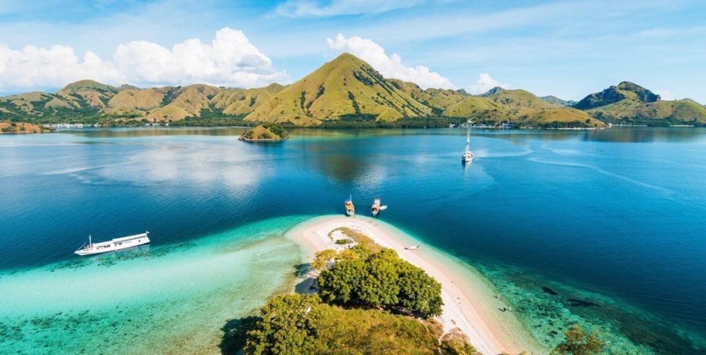 Pink Beach Komodo Tour