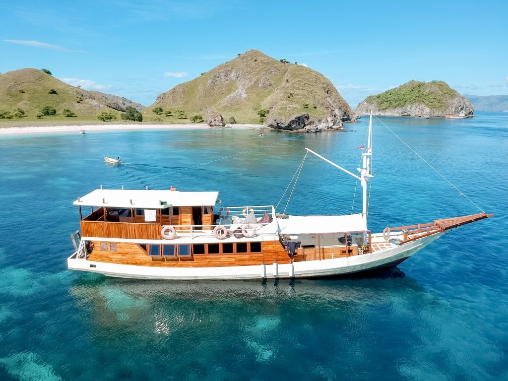 komodo island boat trip from flores