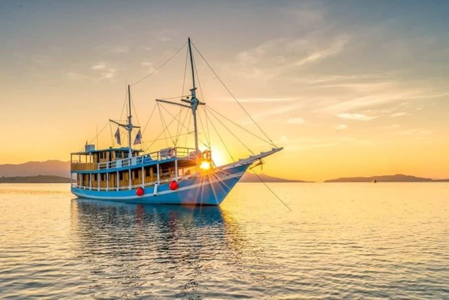 komodo island boat trip from flores
