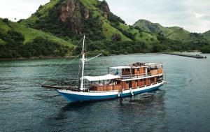 komodo island boat trip from flores