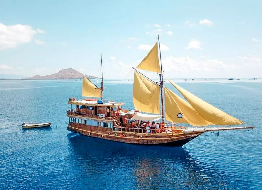 Komodo Island boat tour to Lombok