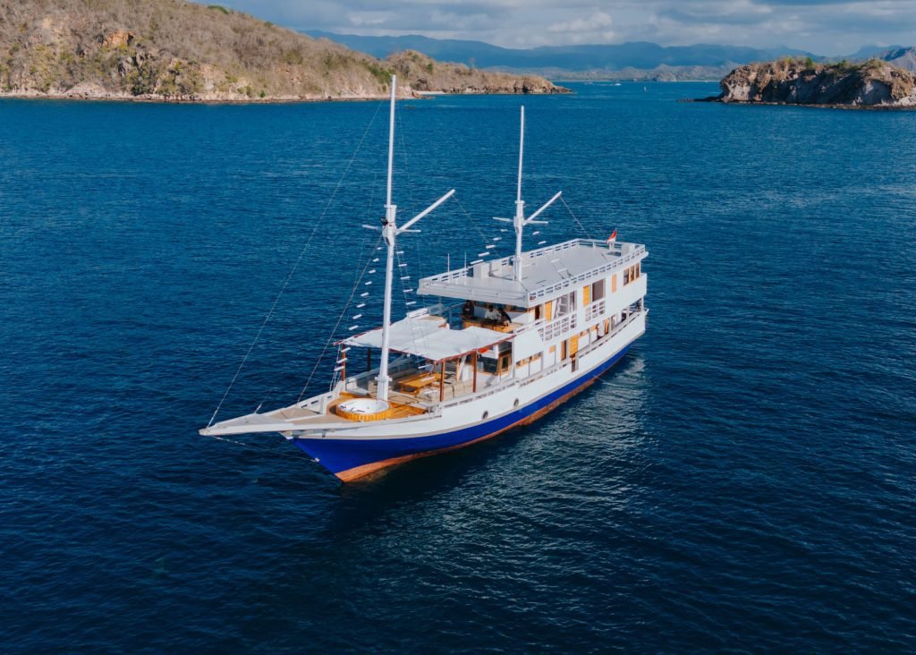 Komodo Island boat trip 4 days