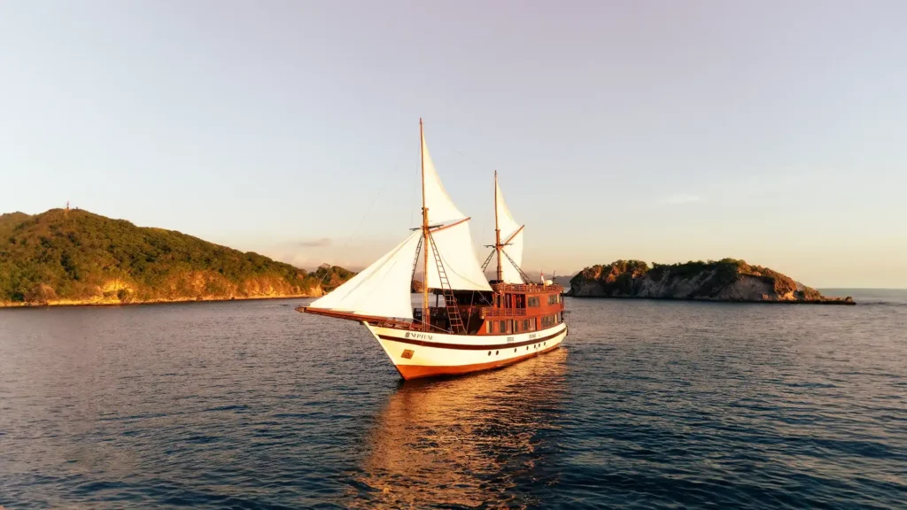 kapal Sailing Komodo