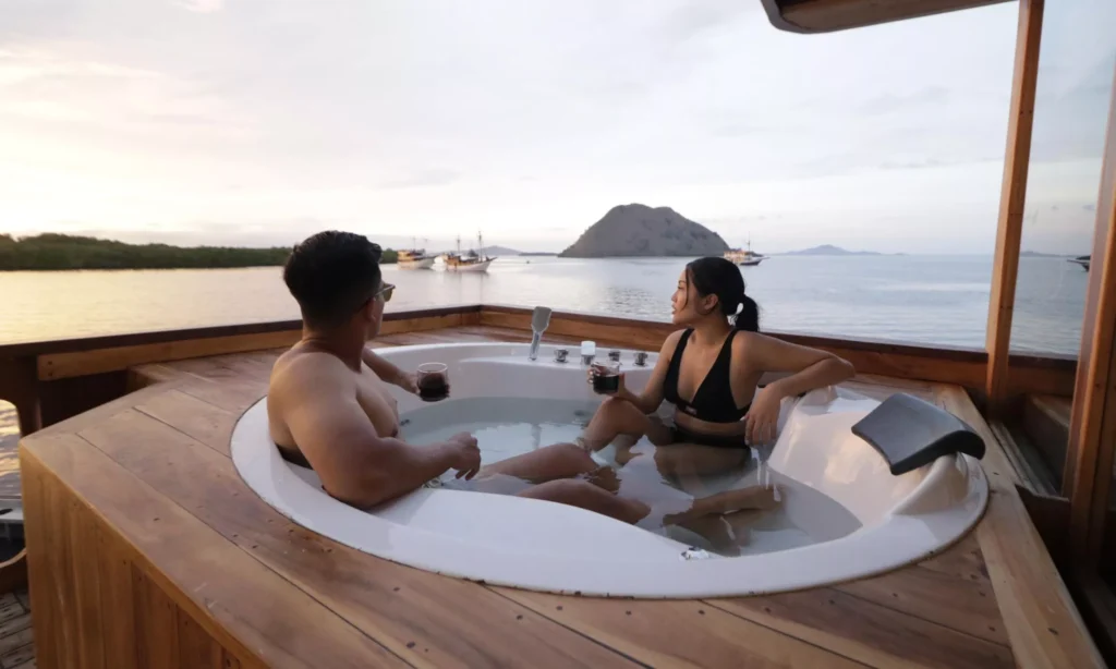 kapal Sailing Komodo