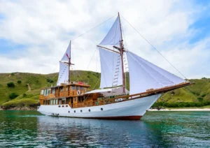 kapal Sailing Komodo
