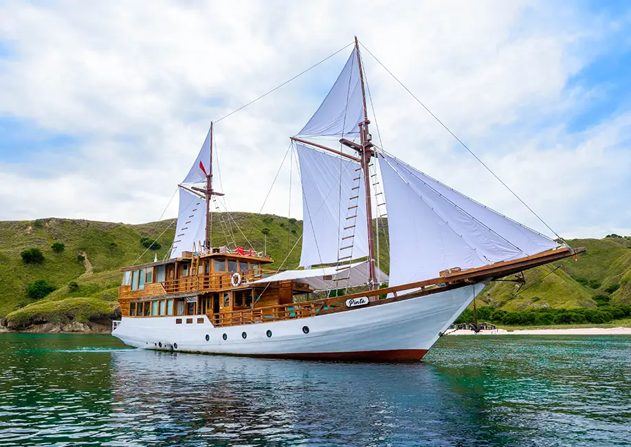 kapal Sailing Komodo