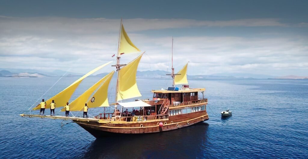 Komodo boat tour private