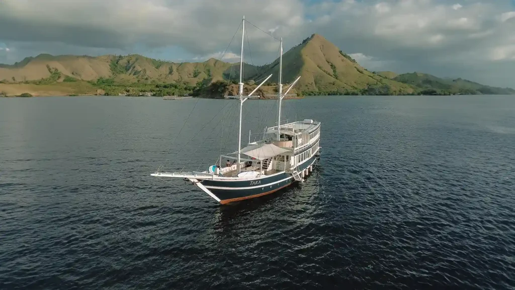 Komodo boat tour private