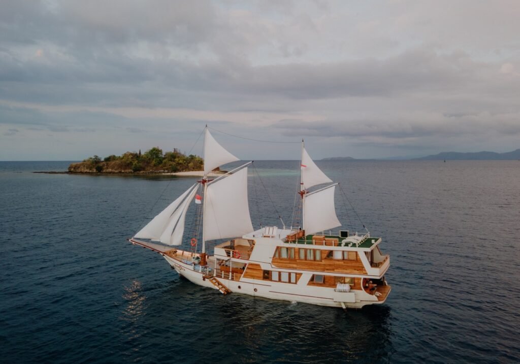 wisata Komodo bus