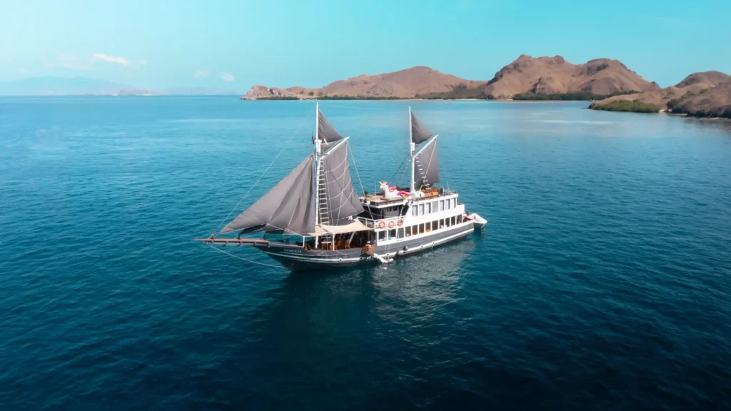 sailing Komodo Indonesia