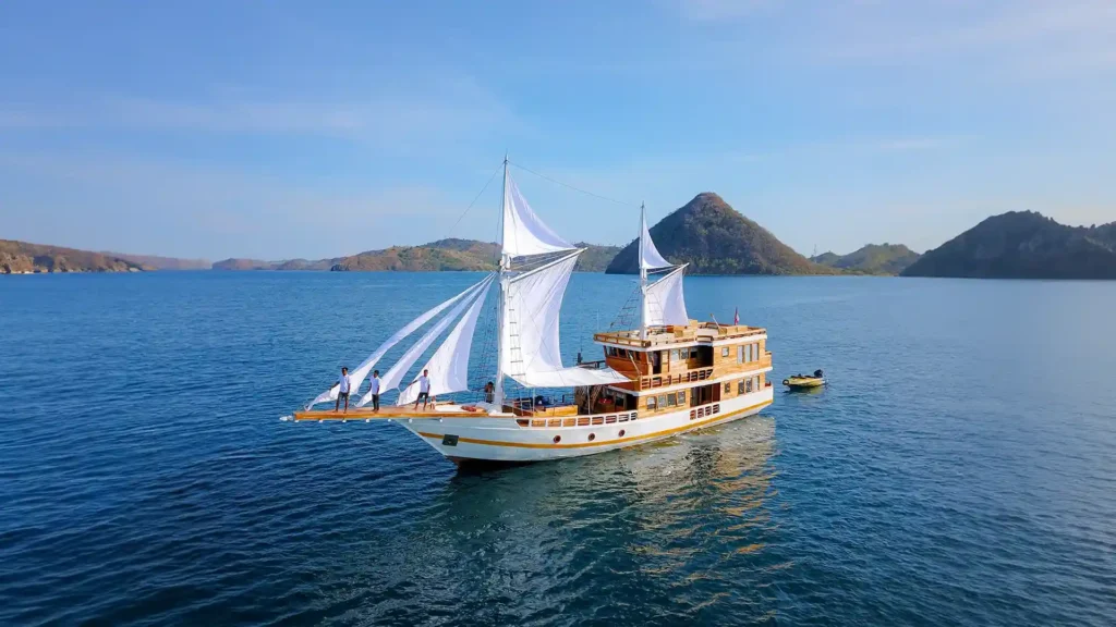 Komodo sailing tour reviews