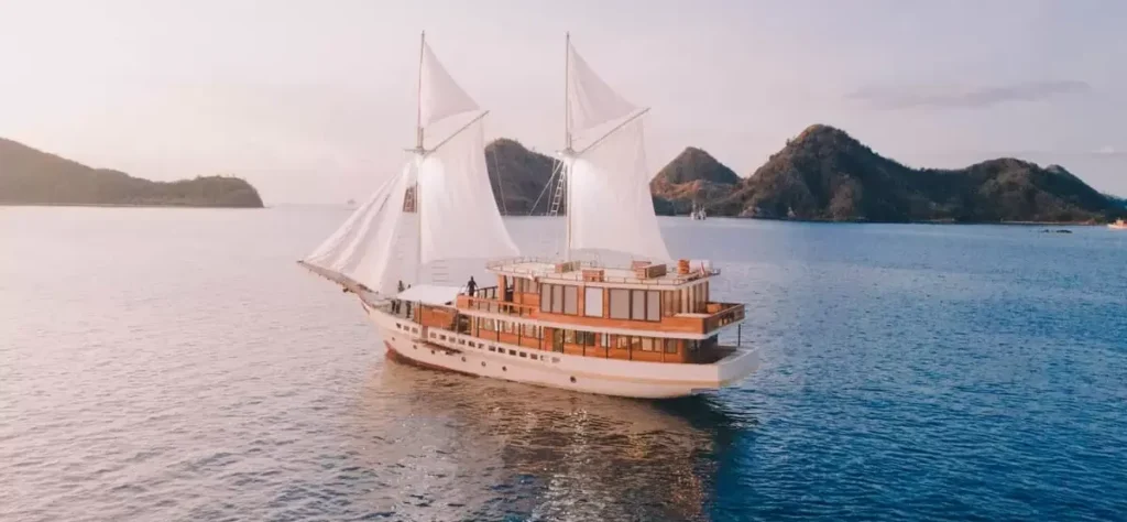 Komodo sailing tour reviews
