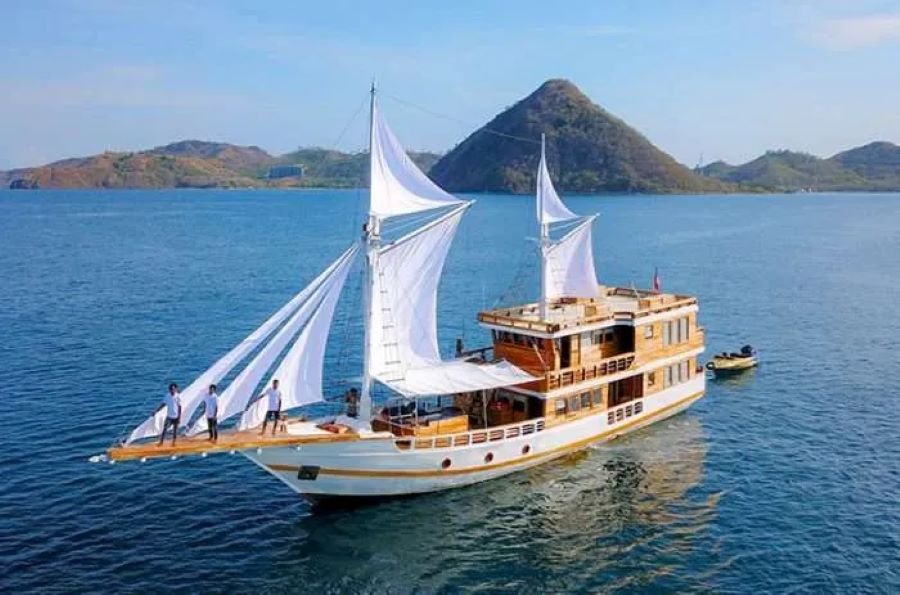 Komodo tour island