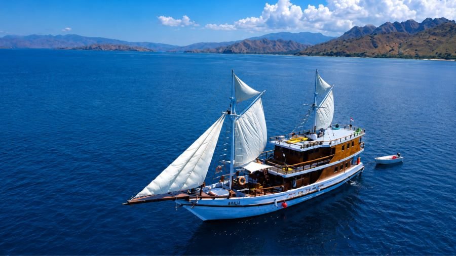 Phinisi boat