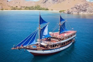 Phinisi boat