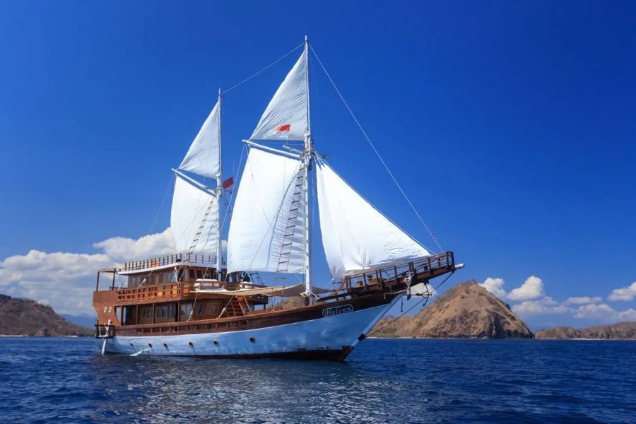 Phinisi boat