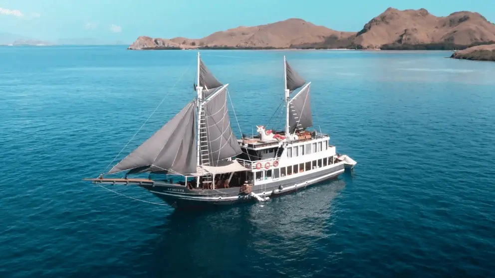 how to get to Padar Island
