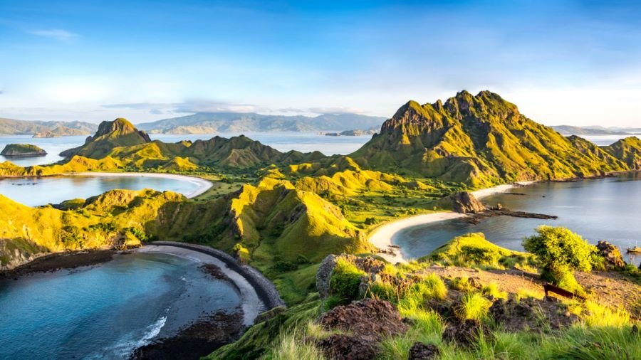 how to get to Padar Island