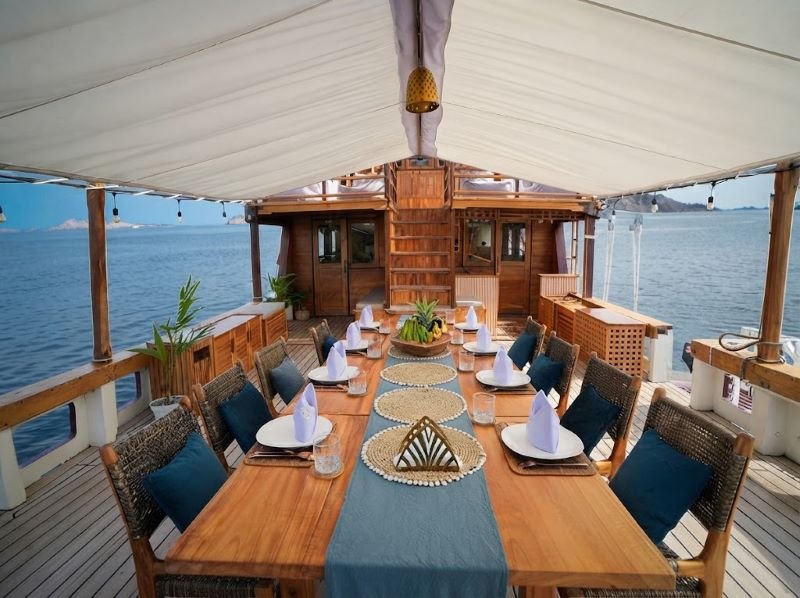 Komodo tour cruise
