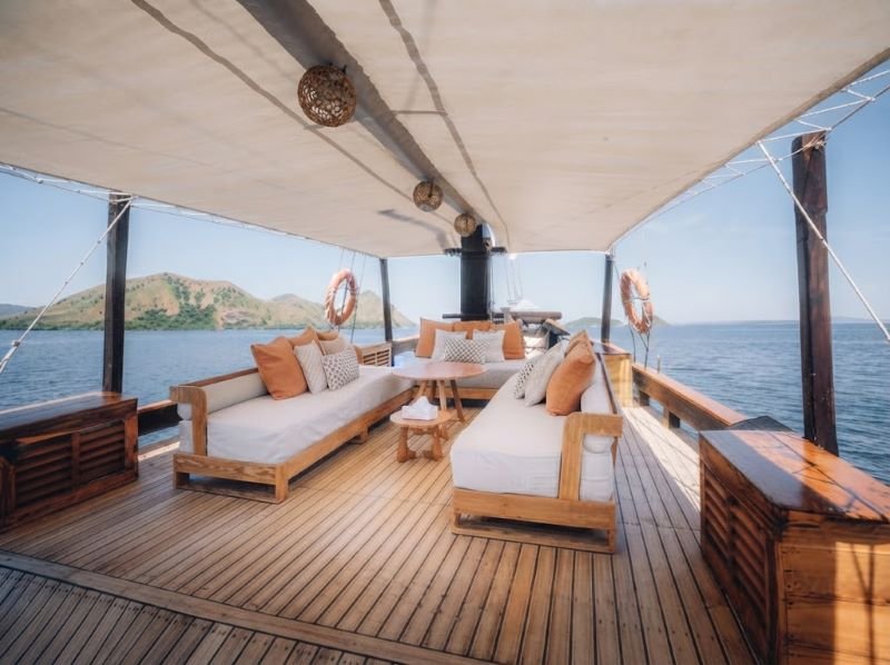 Komodo tour cruise