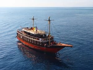 Komodo tour cruise