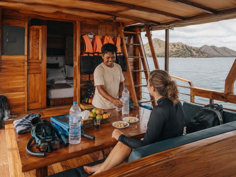 facilities komodo liveaboard tour package