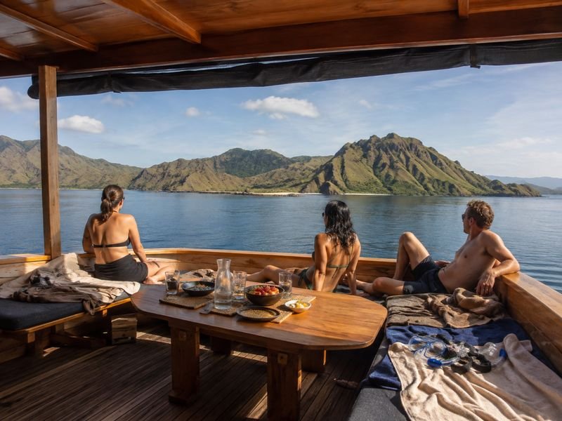 phinisi deck komodo trip