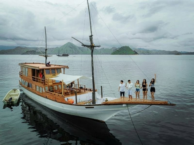 private sailing labuan bajo