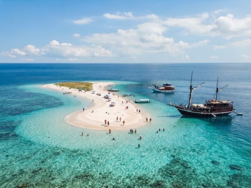 taka makassar labuan bajo during a scenic Komodo sailing trip