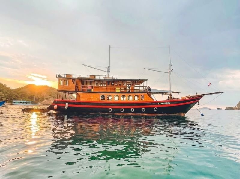 Komodo sailing open trip