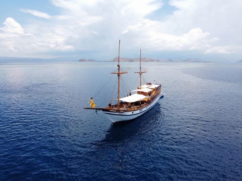 sailing Komodo Avis